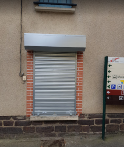 Rideau métallique gris clair